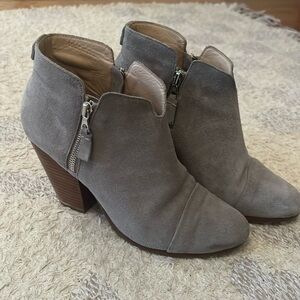 Rag & Bone Suede ankle boot!
